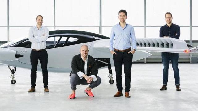 El equipo de Lilium junto a su taxi aéreo eléctrico.