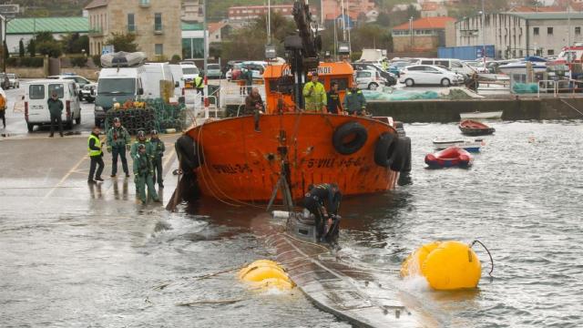 Labores de reflote del submarino localizado en la ría de Aldán, en Pontevedra.