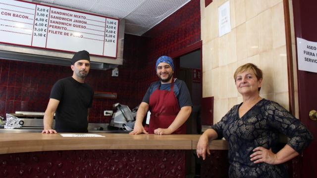 Fernando Ansede, Julio Ansede hijo y Puri Vidal, de la hamburguesería Jumbo.