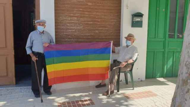 Dos vecinos de Villanueva de Algaidas sujetando la bandera LGTB