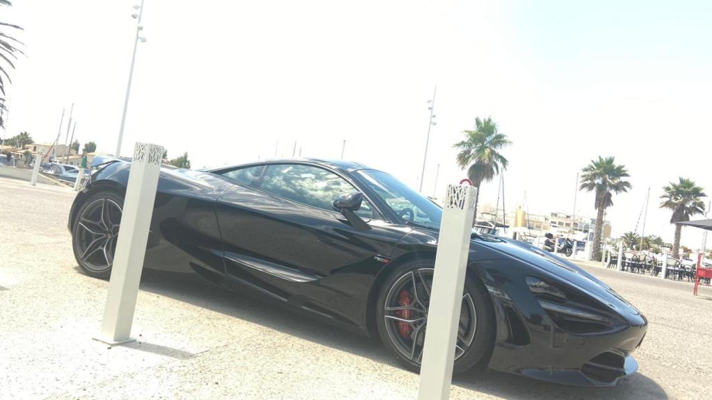 Un Mclaren turismo no se ve aparcado en la calle cada día