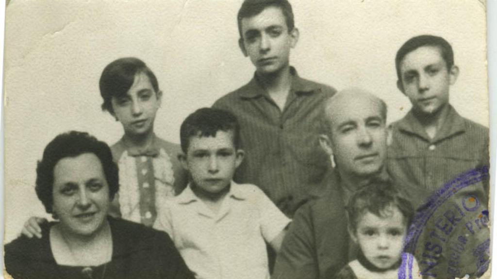 Félix Solís con sus padres y hermanos.