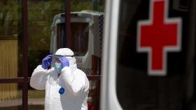 Personal sanitario llega al Centro de Acogida, Emergencia y Derivación de Cruz Roja, en Málaga.