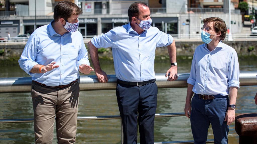 Carlos Iturgaiz junto al alcalde de Madrid, Martínez Almeida, y el número dos por Vizcaya, Luis Gordillo.