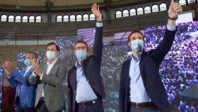 Mariano Rajoy, Alberto Núñez Feijóo y Pablo Casado de campaña en la plaza de toros de Pontevedra.