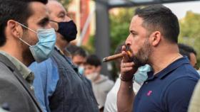 Santiago Abascal, fumando un puro durante los disturbios en torno al acto de Vox en Sestao.
