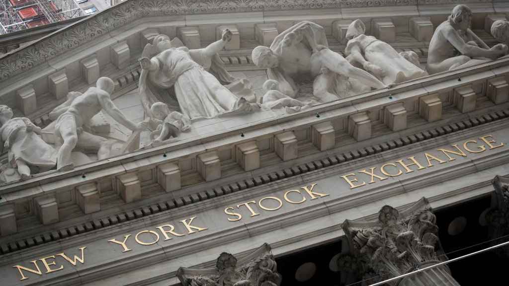 Un detalle de la fachada de la Bolsa de Nueva York, en Wall Street.