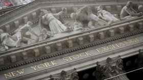 Detalles de la fachada de la Bolsa de Nueva York.