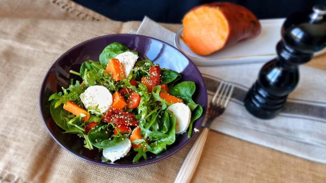 Ensalada de boniato asado y queso de cabra, fácil, vistosa y deliciosa