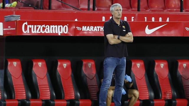 Quique Setién, durante un partido del Barcelona en la banda