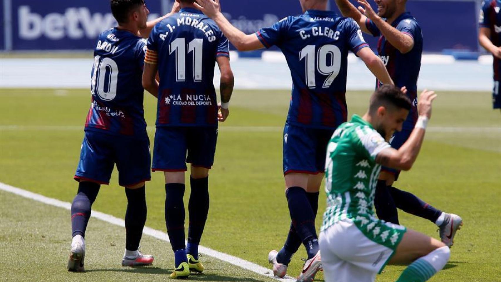 Los jugadores del Levante celebran el tanto de Bardhi ante el Betis en La Liga