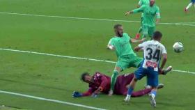 Posible penalti de Diego López sobre Karim Benzema