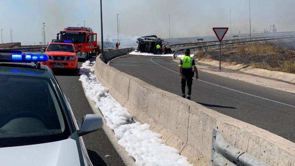 Una imagen del camión accidentado