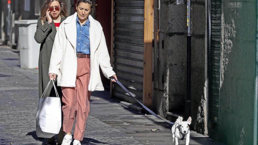 Sandra Barneda y Nagore Robles junto a su perro.