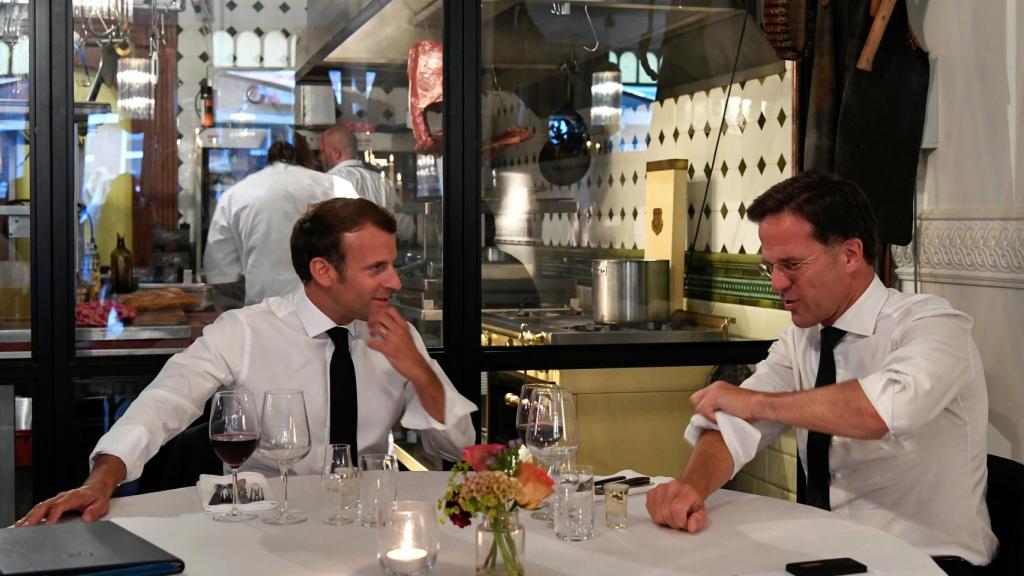 Emmanuel Macron se reunió con Mark Rutte en un restaurante de La Haya