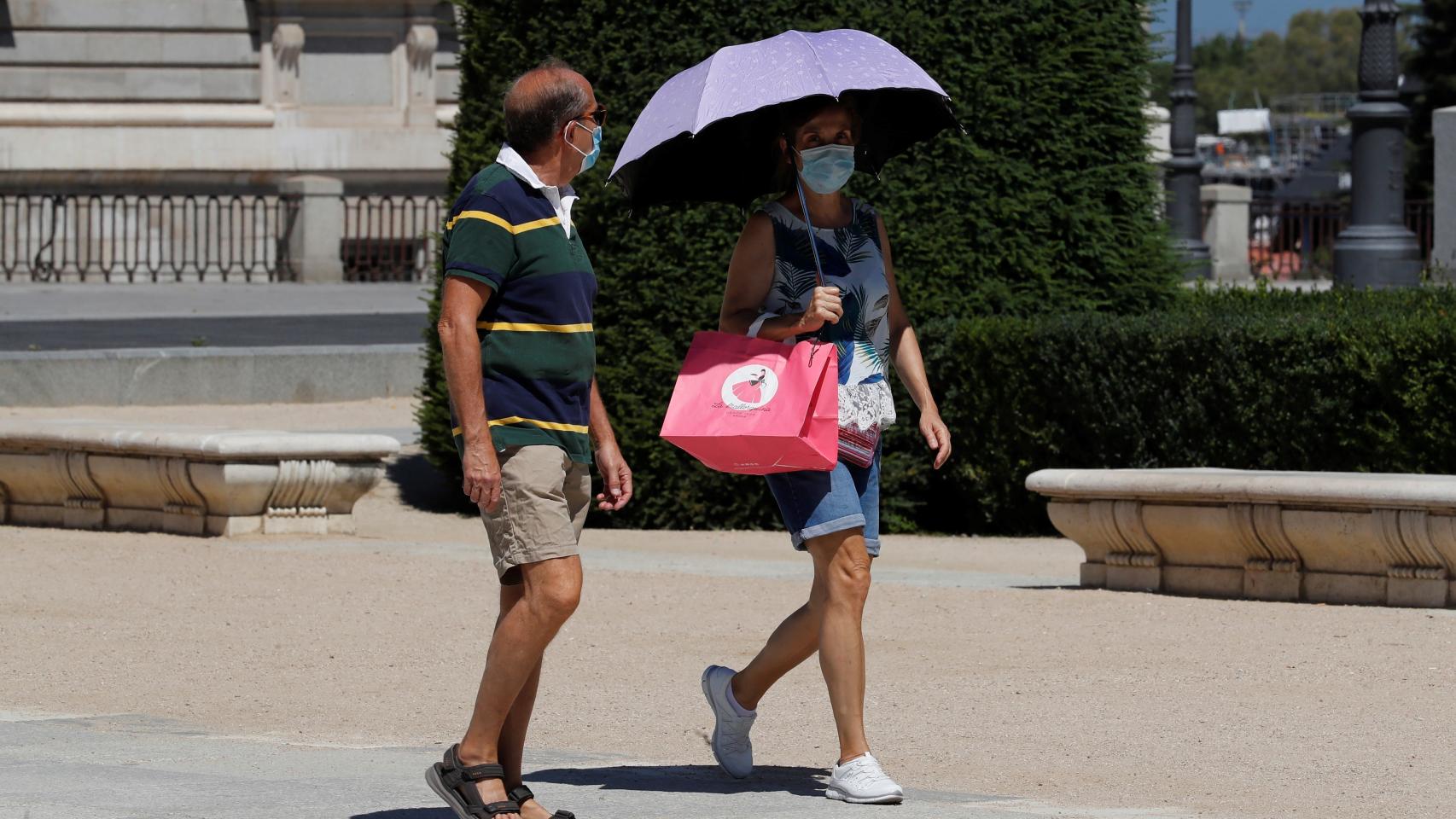 Dos personas pasean este lunes por el centro de Madrid.