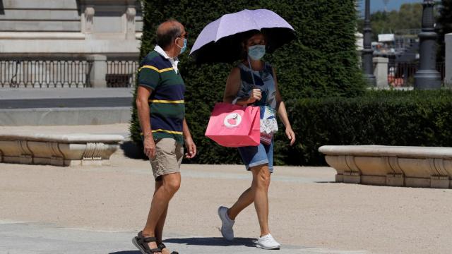 Dos personas pasean este lunes por el centro de Madrid.