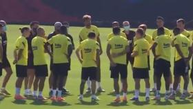 Arthur Melo habla para el resto de los compañeros durante el último entrenamiento