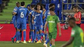 Piña de los jugadores del Getafe para celebrar uno de los goles de Jaime Mata ante la Real Sociedad