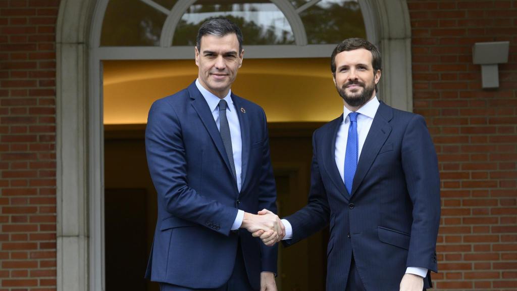 Pedro Sánchez y Pablo Casado en Moncloa en febrero.