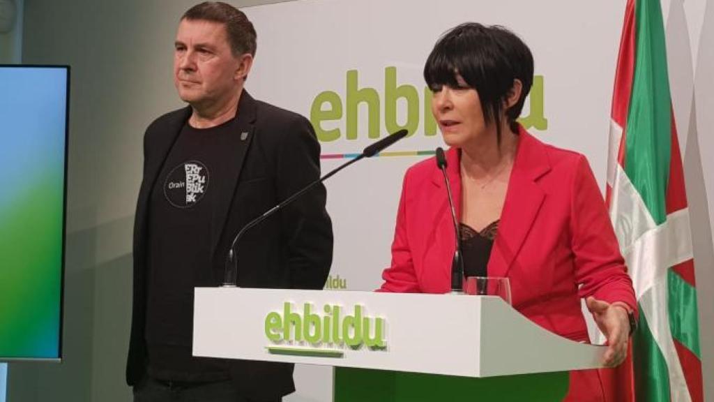 La candidata de EH Bildu a lehendakari, Maddalen Iriarte, junto a Otegi.