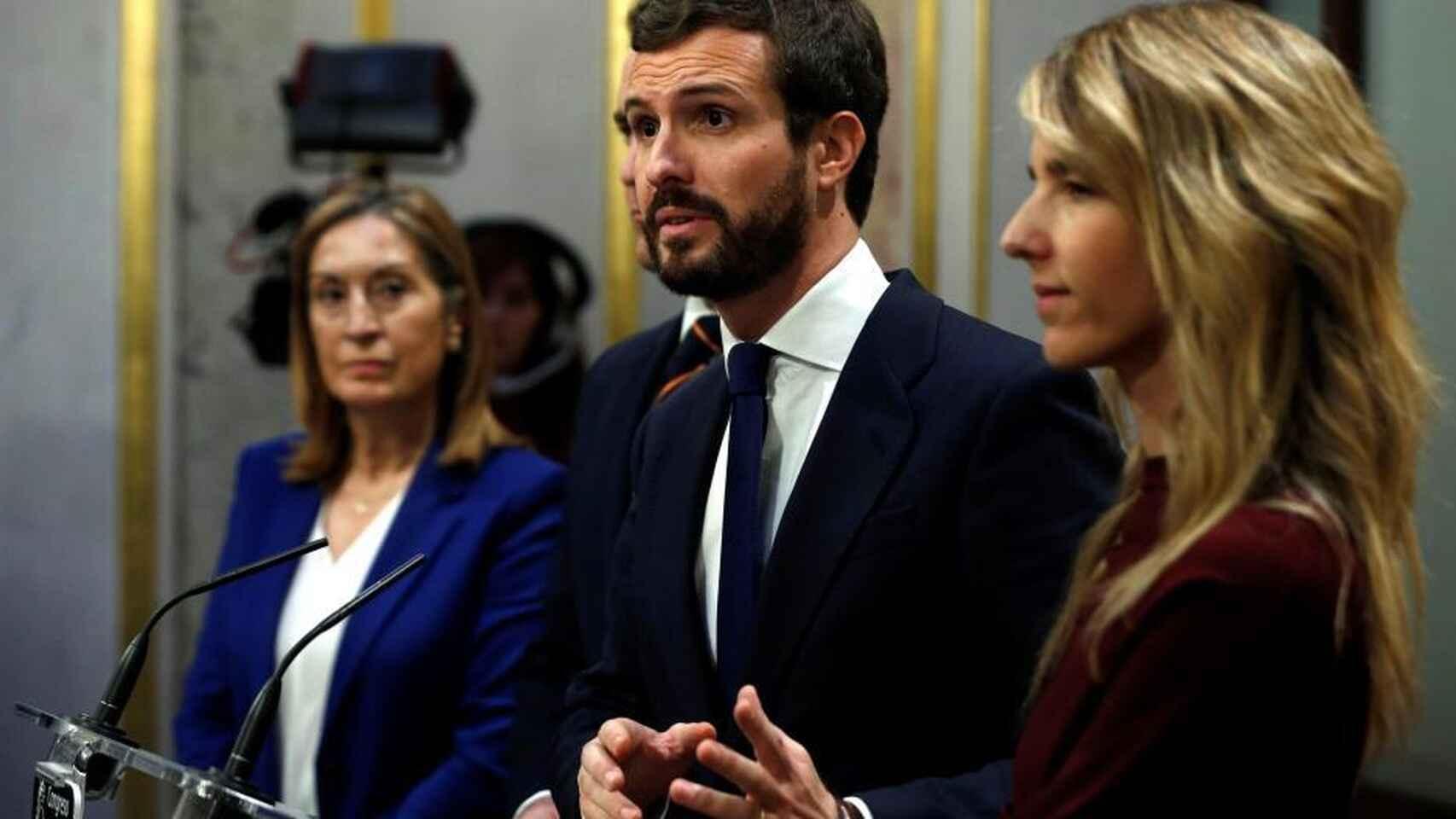 El presidente del PP, Pablo Casado, entre Ana Pastor (i) y Cayetana Álvarez de Toledo (d).