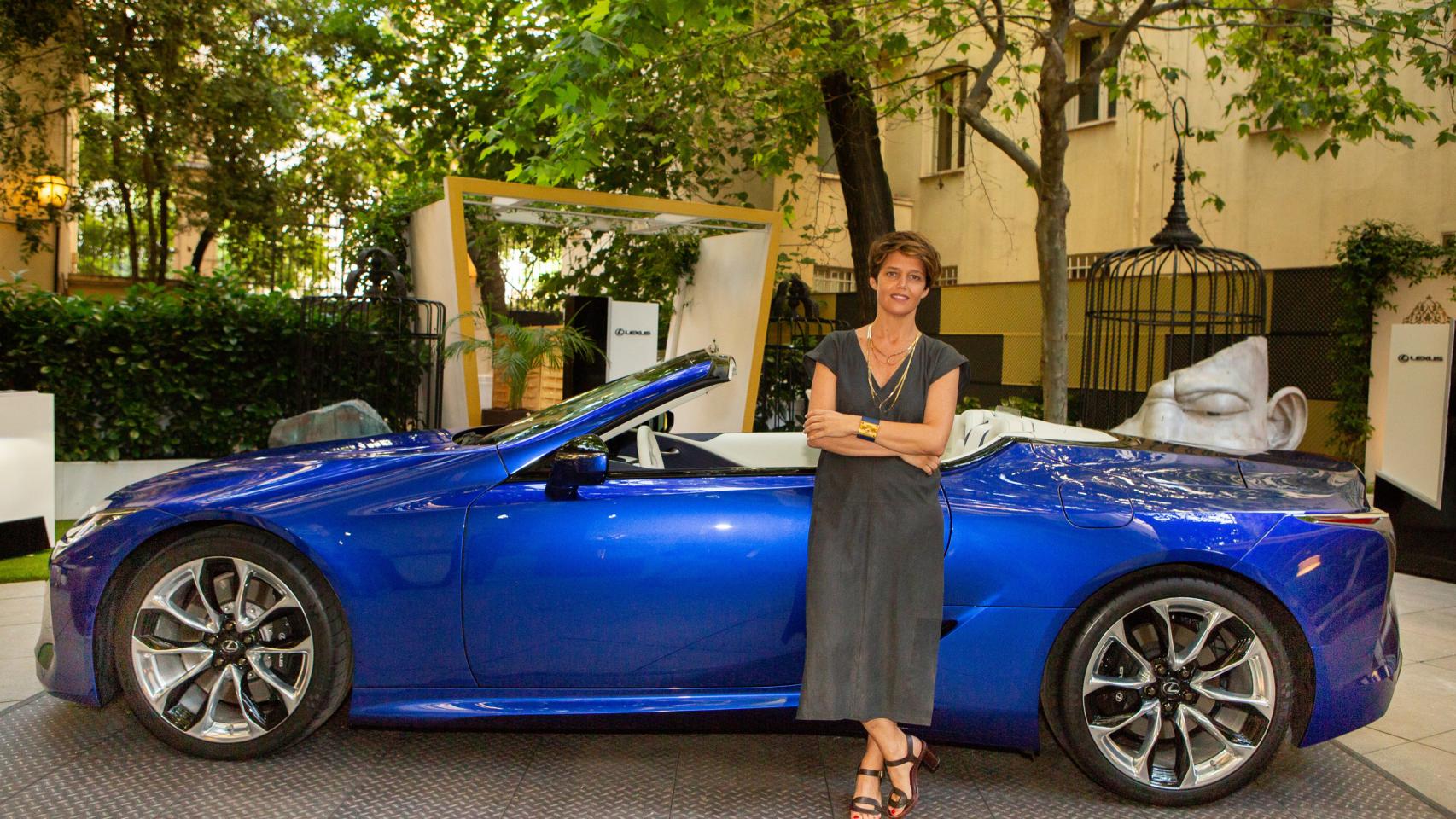 La directora de Lexus en España, Mar Pieltain, junto al nuevo LC 500 Cabrio.