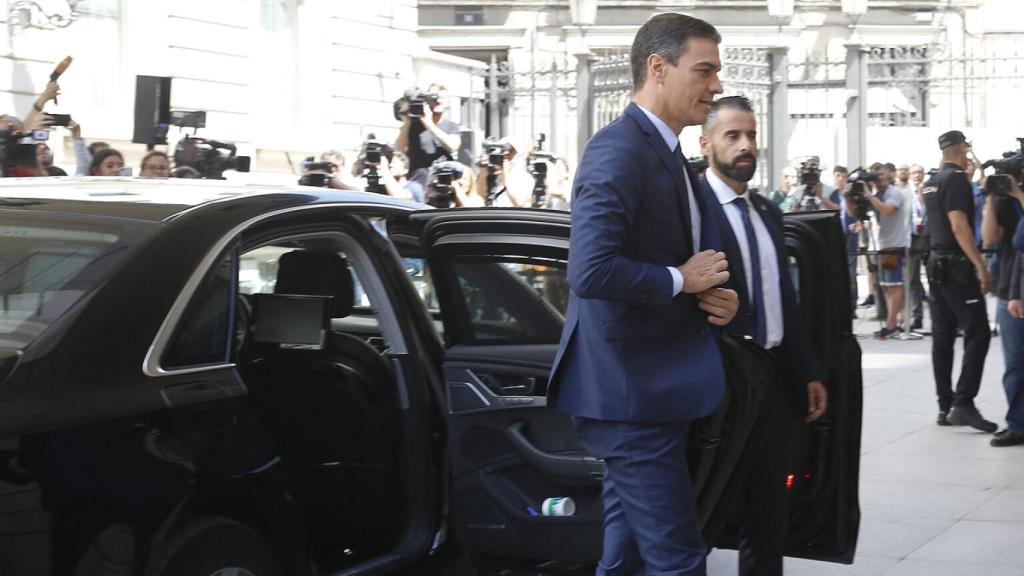 El presidente del Gobierno, Pedro Sánchez, saliendo del coche oficial.