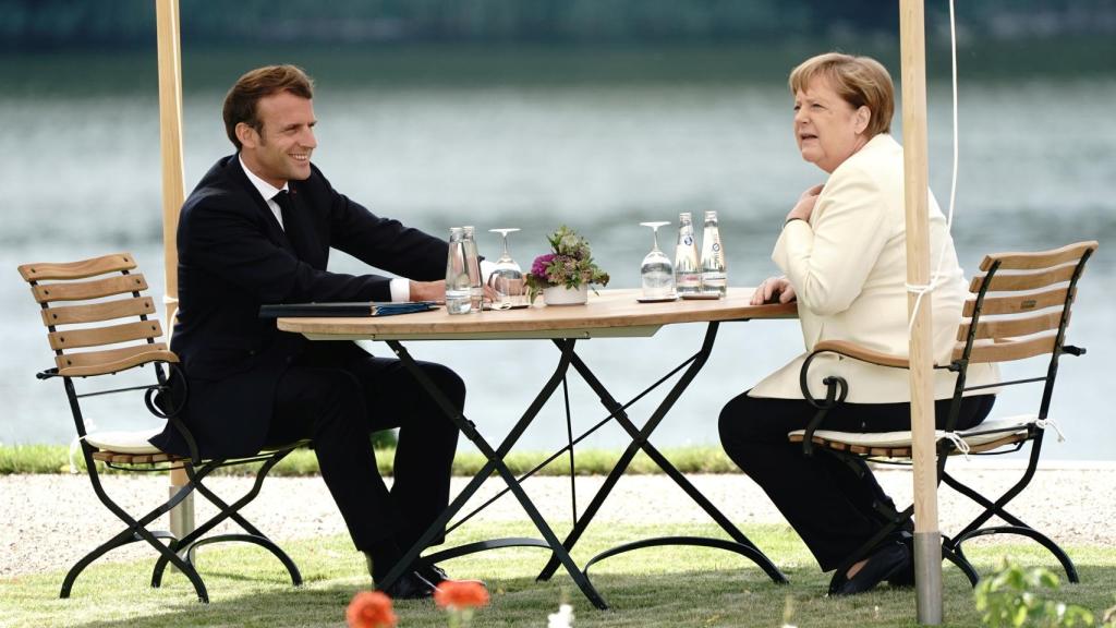 Emmanuel Macron y Angela Merkel, durante su reunión de este lunes en el castillo de Meseberg