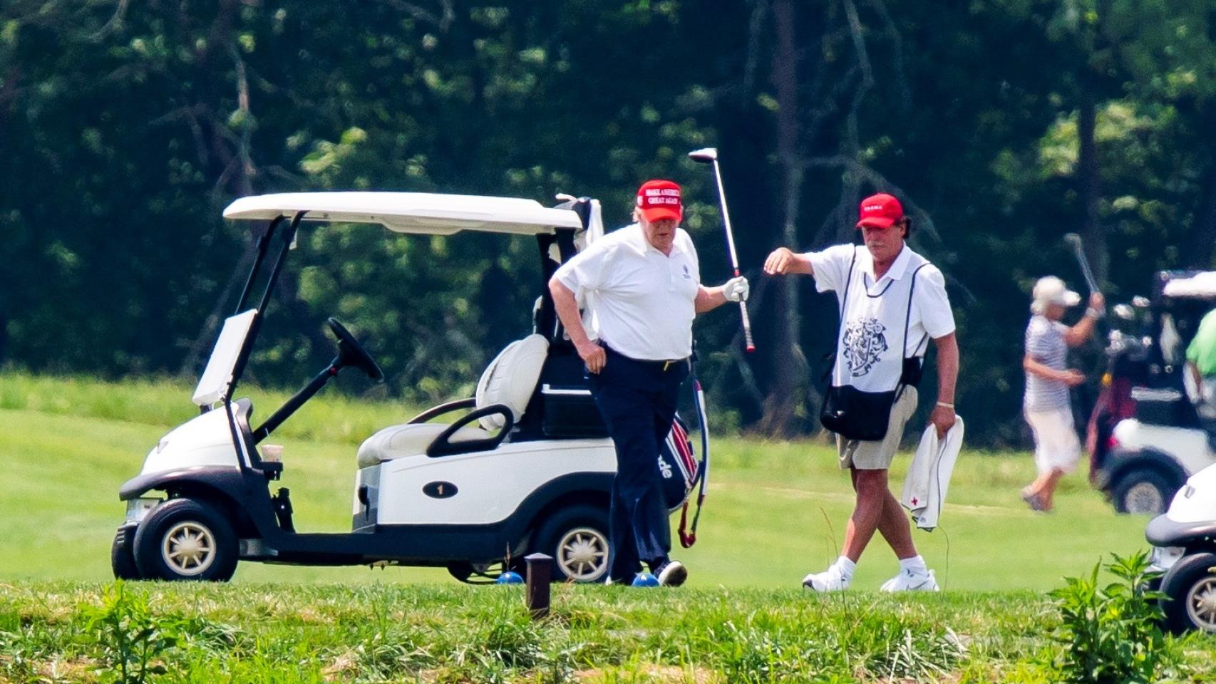 Donald Trump jugando al golf en Virginia este fin de semana, en plena expansión del virus en EEUU.