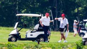 Donald Trump jugando al golf en Virginia este fin de semana, en plena expansión del virus en EEUU.
