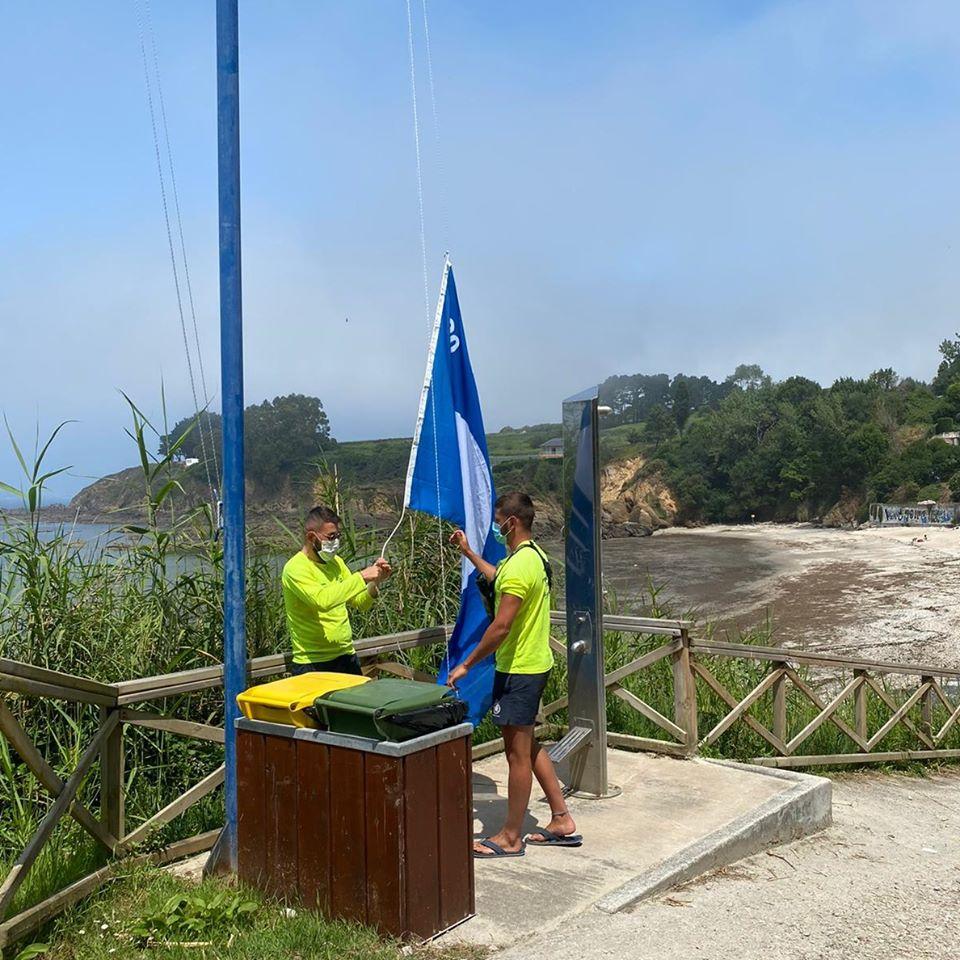 Socorristas con la bandera azul. Fuente: FB Concello de Oleiros