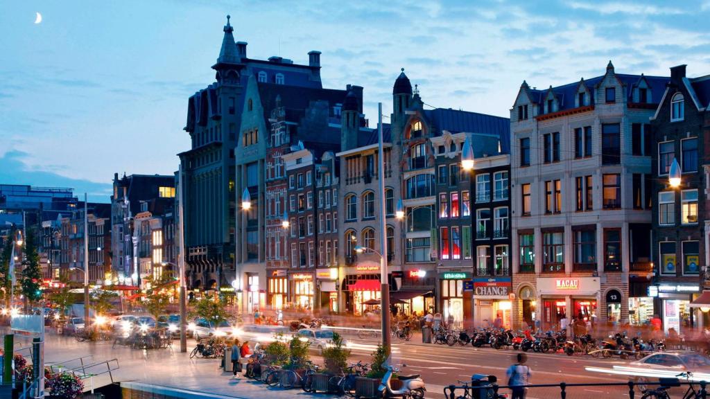 Iluminación de una calle de Ámsterdam.