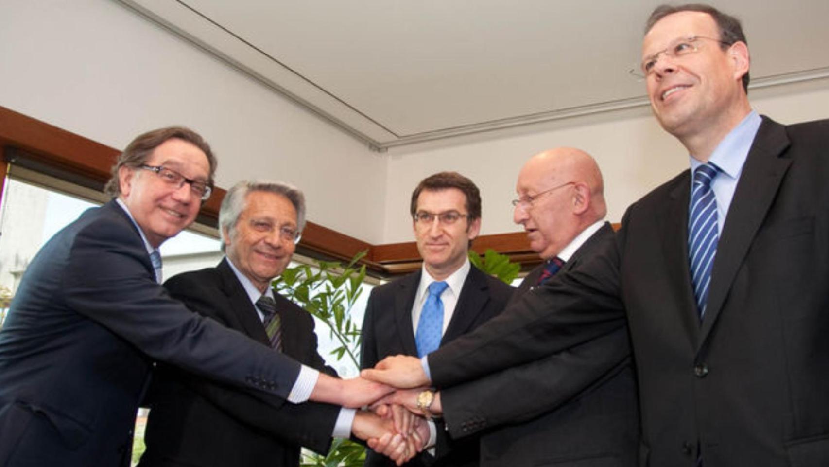 Imagen del acuerdo entre Caixa Galicia y Caixa Nova.