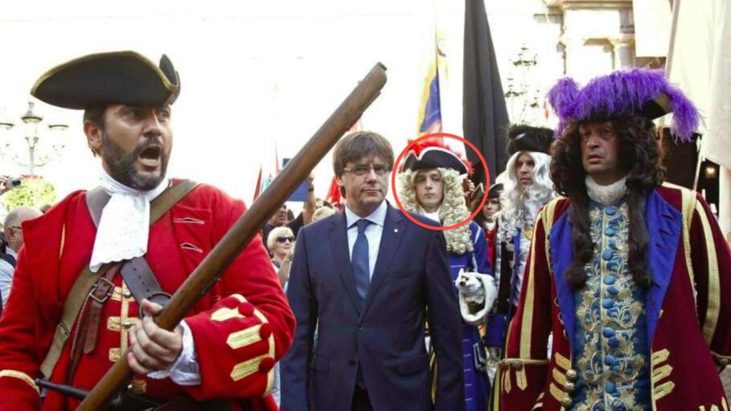 El hijo de la Consejera de Cultura tras Puigdemont vestido de 'Miquelet'.