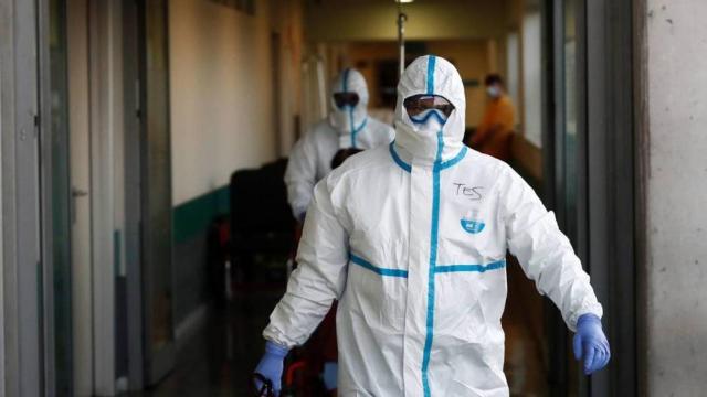 Un sanitario madrileño equipado con un traje de protección individual.