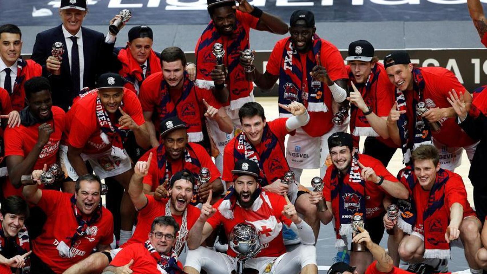 Los jugadores de Baskonia celebran el título de la Liga Endesa 2019/2020