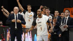 Dusko Ivanovic y el banquillo de Kirolbet Baskonia celebra una canasta en la final de la ACB ante el Barcelona