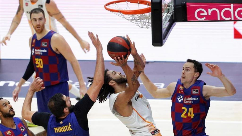 Pierriá Henry ante Nikola Mirotic y Kyle Kuric, en la final de la Liga Endesa entre Barcelona y Kirolbet Baskonia