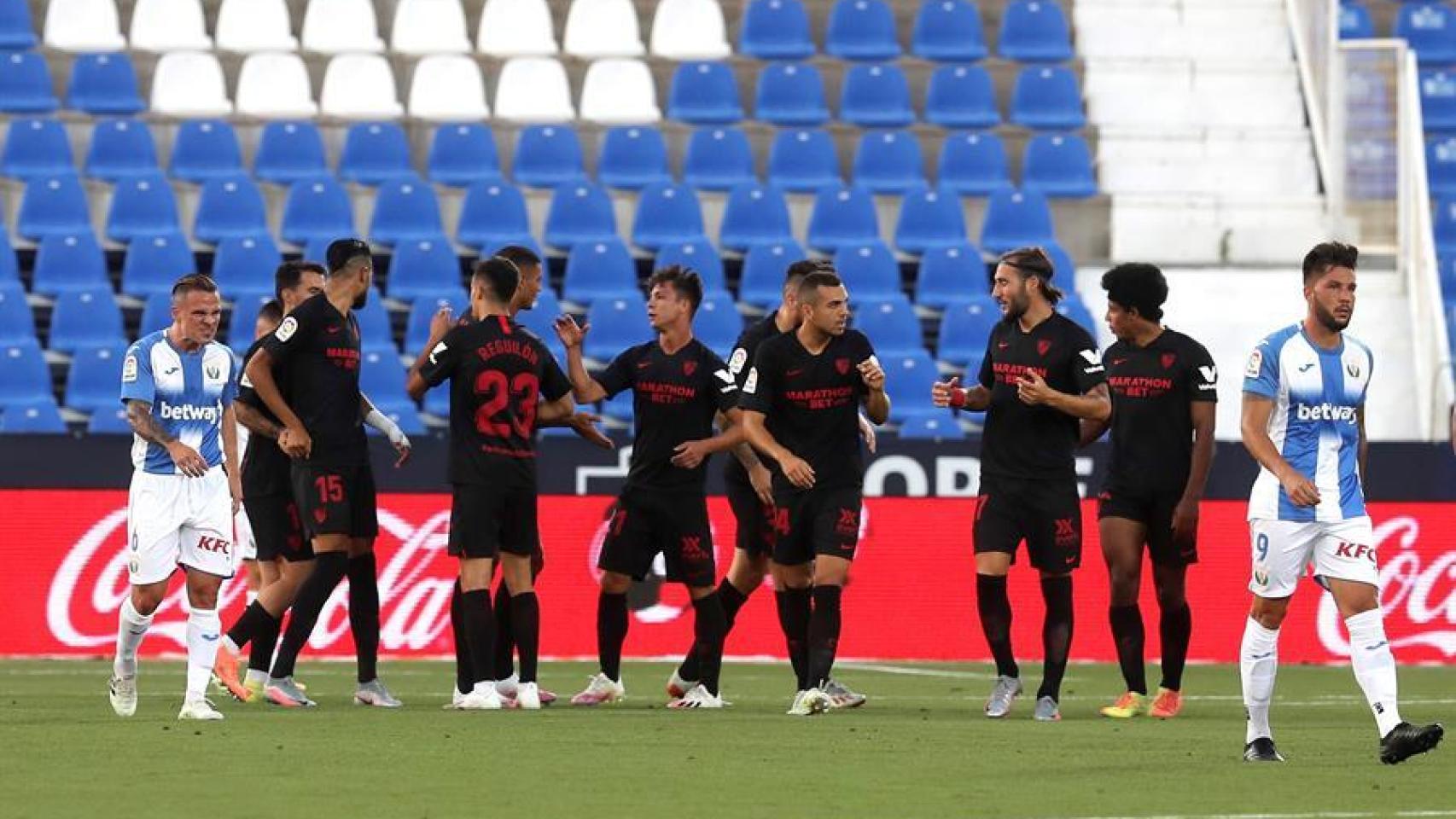 Los jugadores del Sevilla celebran el gol de Óliver Torres ante el Leganés en la jornada 33 de La Liga