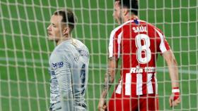 Saúl Ñíguez celebra el gol de penalti ante Ter Stegen en el Barcelona - Atlético de Madrid