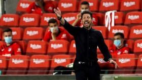 Simeone, en la banda del Camp Nou durante el Barcelona - Atlético de Madrid