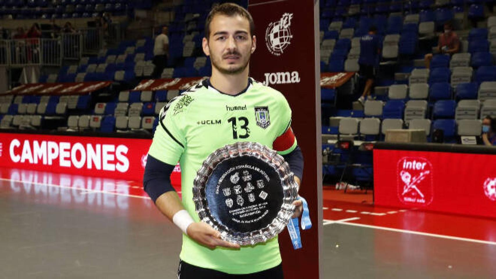 El capitán Coro con el trofeo de subcampeón. Foto: Viña Albali Valdepeñas