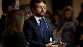 Pablo Casado con el secretario general, Teodoro García, y la vicepresidenta del Congreso, Ana Pastor.