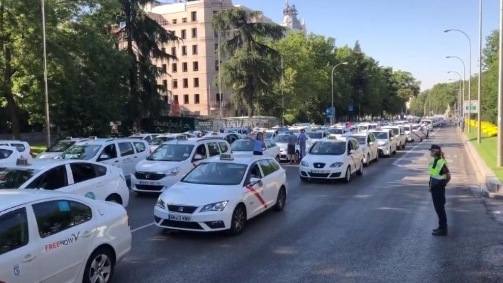 Decenas de taxis  en Madrid. Foto: Twitter @javiergalvezm