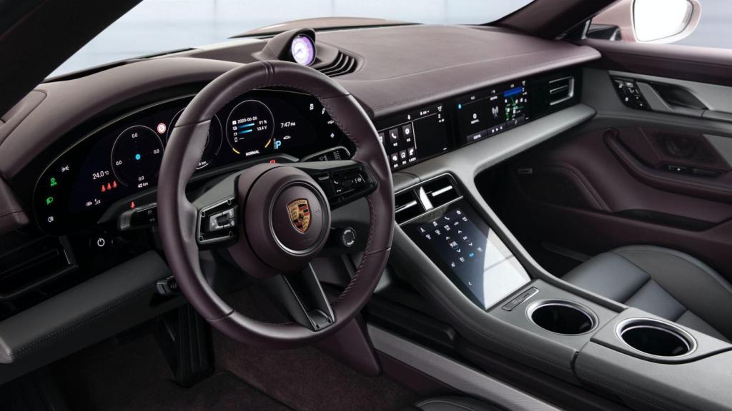 Pese a ser el 'barato', el interior del nuevo Porsche Taycan no decepciona