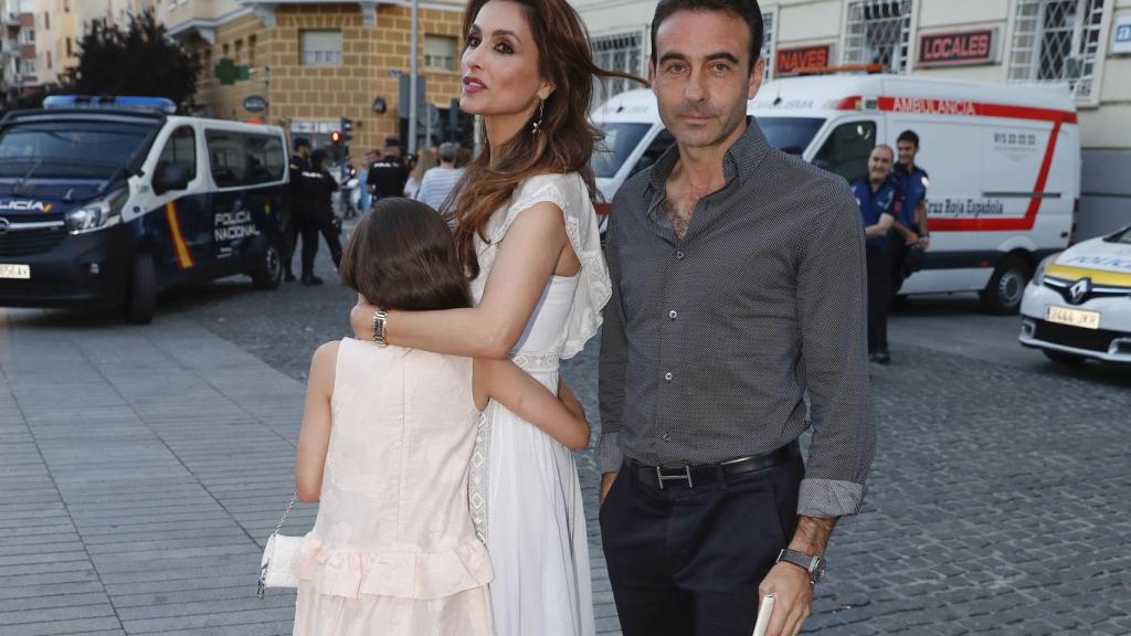 Paloma y Enrique junto a una de sus hijas por las calles de Madrid.