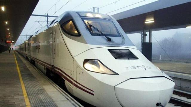 Un tren Alvia en la estación de Zamora