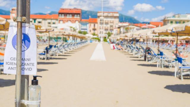 El uso del gel hidroalcohólico en la playa