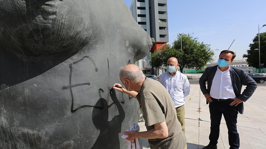 Antonio López restaurando su obra en Coslada.